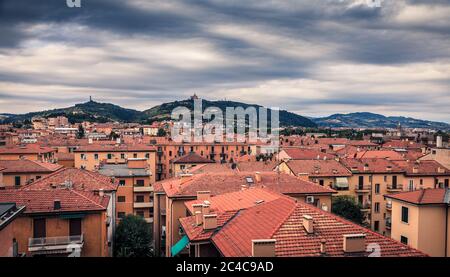 Vue sur les toits et les collines de la banlieue de Bologne, Italie Banque D'Images