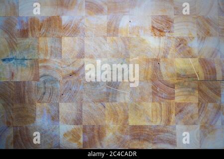 Planche à découper ou à découper en bois, avec des entailles et des marques de coupe assaisonnées, pour le fond. Banque D'Images