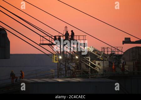 Keyenberg, Allemagne. 26 juin 2020. Des militants de 'Ende Gelände' ont envahi la mine en fonte de Garzweiler et occupé une pelle à lignite. Tandis que les activistes se tiennent sur une plate-forme, les employés de RWE regardent. Crédit : David Young/dpa/Alay Live News Banque D'Images