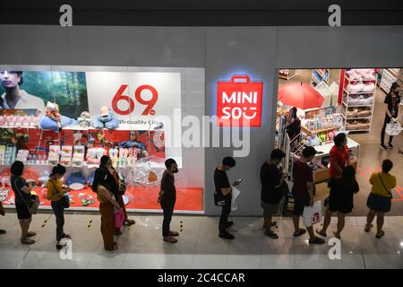 Bangkok, Thaïlande. 17 mai 2020. Les clients font la queue au centre commercial Mega Bangna pendant la crise du coronavirus. Le Ministère thaïlandais de la santé publique a enregistré 3,158 patients COVID-19, 3,038 patients de rétablissement et 58 décès. Crédit : Amphol Thongmueangluang/SOPA Images/ZUMA Wire/Alamy Live News Banque D'Images