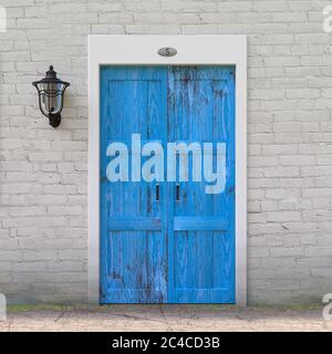 Porte rétro bleue dans Old Grunge mur de brique blanche avec lanterne en fer vintage très gros plan. Rendu 3d Banque D'Images