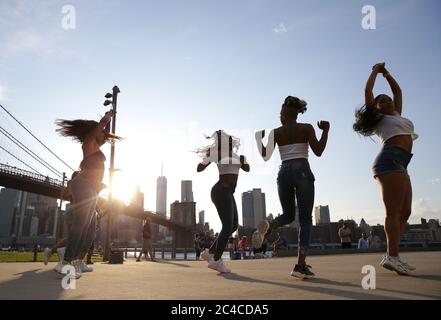 Brooklyn, États-Unis. 26 juin 2020. Un groupe de femmes dansent au Brooklyn Bridge Park le jeudi 26 juin 2020. La ville de New York est entrée dans la phase 2 d'un plan de réouverture en quatre parties lundi après avoir été fermée pendant 3 mois en raison de la COVID-19. Photo de John Angelillo/UPI crédit: UPI/Alay Live News Banque D'Images