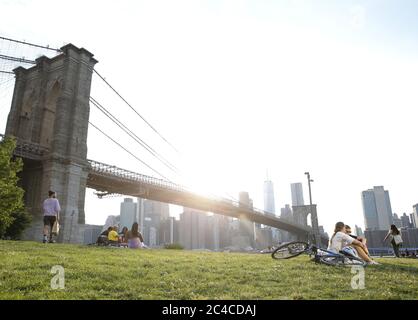 Brooklyn, États-Unis. 26 juin 2020. Les gens se rassemblent au Brooklyn Bridge Park le jeudi 26 juin 2020. La ville de New York est entrée dans la phase 2 d'un plan de réouverture en quatre parties lundi après avoir été fermée pendant 3 mois en raison de la COVID-19. Photo de John Angelillo/UPI crédit: UPI/Alay Live News Banque D'Images