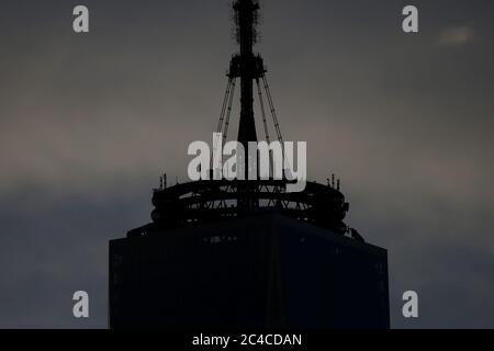 Brooklyn, États-Unis. 26 juin 2020. Le soleil se couche derrière le One World Trade Center depuis le Brooklyn Bridge Park le jeudi 26 juin 2020. La ville de New York est entrée dans la phase 2 d'un plan de réouverture en quatre parties lundi après avoir été fermée pendant 3 mois en raison de la COVID-19. Photo de John Angelillo/UPI crédit: UPI/Alay Live News Banque D'Images