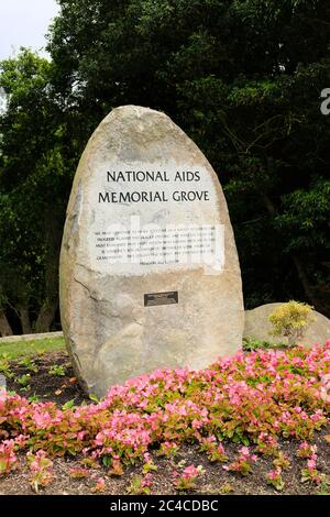 Pierre gravée à l'entrée panneau du National AIDS Memorial Grove dans le Golden Gate Park, San Francisco, Californie ; dédié en décembre 2017. Banque D'Images