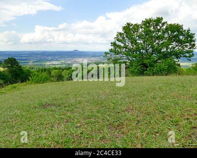 Vue panoramique de la colline de Burren grave celtique la célèbre colline Hohenstaufen en Allemagne Banque D'Images