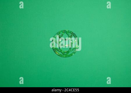 Icône ECO en coupant du papier coloré.UN fond vert. Banque D'Images