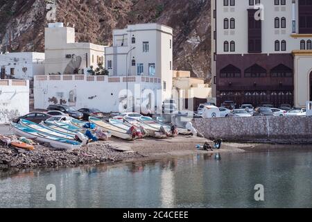 Muscat / Oman - 15 février 2020 : pêcheurs avec bateaux traditionnels dans un village de pêcheurs à côté du souk de Muscat Mutrah Souq Banque D'Images