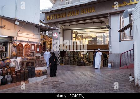 Muscat / Oman - 15 février 2020 : une femme musulmane portant des vêtements traditionnels niqab marchant dans le souq d'or du souq de Mutrah Banque D'Images