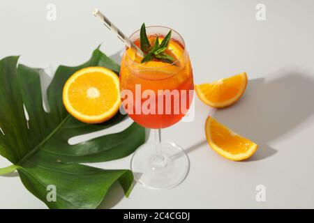 Composition avec cocktail aperol Spritz sur fond blanc. Boisson d'été Banque D'Images