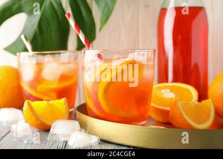 Composition avec cocktail aperol Spritz sur fond de bois. Boisson d'été Banque D'Images