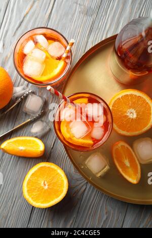 Composition avec cocktail aperol Spritz sur fond de bois. Boisson d'été Banque D'Images