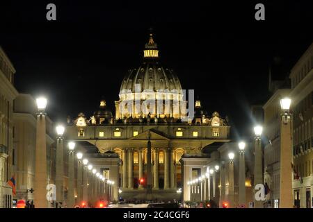 St Peter Dome vue de nuit de la via della Conciliazione à Rome, Italie Banque D'Images