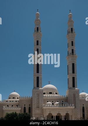 La mosquée Sheikh Khalifa bin Zayed al-Nahyan, qui peut accueillir 6,000 fidèles, a été achevée en 2014 avec des fonds des Émirats arabes Unis dans la ville palestinienne d'Al-Eizariya ou d'al-Azariya près de Jérusalem en Cisjordanie, en Israël Banque D'Images