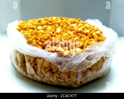 Le pois chiche en deux parties est également connu sous le nom de pois chiches à la Chana, pois chiches jaunes, lentilles de pois chiches séchées ou pois chiches isolés sur fond blanc Banque D'Images