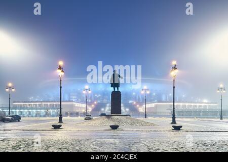 Russie, Saint-Pétersbourg - 28 janvier 2017 : le stade Saint-Pétersbourg dans le brouillard, la coupe du monde de la FIFA, monument Kirov Banque D'Images