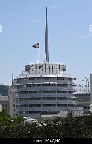 HOLLYWOOD, ÉTATS-UNIS. 25 2020 JUIN; UN drapeau de la matière de la vie noire sur le bâtiment Capitol Records, jeudi 25 juin 2020, à Hollywood, en Californie (photo de IOS/Espa-Images) Banque D'Images