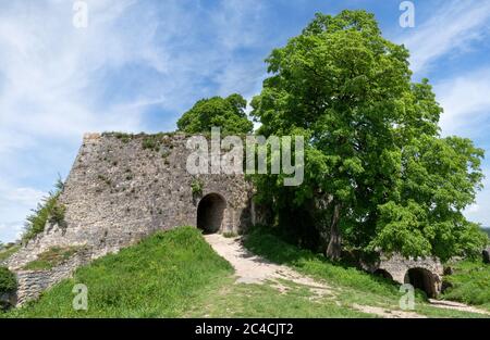 Entrée à un vieux château en ruine avec deux portes Banque D'Images