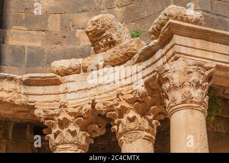 Chapiteaux en théâtre romain, Bosra, Syrie Banque D'Images