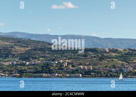 Le détroit de Messine relia la mer Méditerranée et Tyrrhénienne et l'île de Sicilia avec ciel bleu et côte comme arrière-plan, vue de la promenade du quai wa Banque D'Images