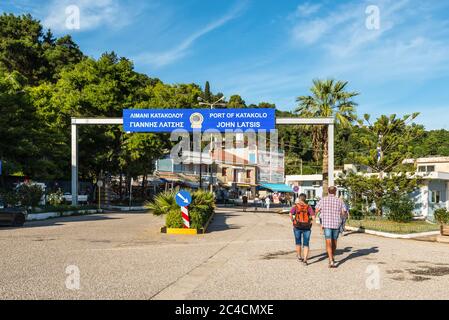 Katakolo, Grèce - 11 novembre 2019 : les voyageurs de croisière viennent à terre dans le port de Katakolo (Olimpia), Grèce. Banque D'Images