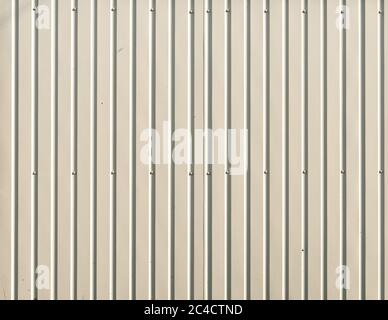 Texture zinc jaune clair, plancher en métal. Fond de toit en carreaux. Gros plan sur le motif de texture de la toiture. Matériaux pour construire une maison pour le soleil et la pluie Banque D'Images