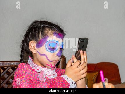 Portrait de fille avec maquillage de Katrina à la recherche d'un nouveau design Banque D'Images