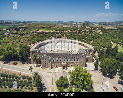 Vue aérienne du théâtre romain d'Aspendos, Turquie. Aspendos ou Aspendus était une ancienne ville gréco-romaine dans la province d'Antalya en Turquie. Banque D'Images