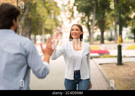 Une fille qui fait des promenades dans le parc à l'extérieur Banque D'Images