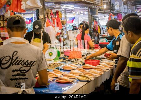 Décrochage vendant du poisson avec des commerçants dans le marché humide de kit de chow à Kuala Lumpur en Malaisie Banque D'Images