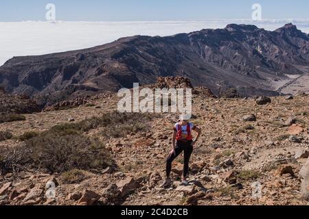 Portrait de la femme sportive en course sur piste de cross-country Banque D'Images