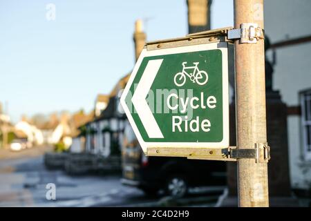 Vue détaillée d'un panneau métallique de cycle Ride récemment installé fixé à un poteau métallique près du centre d'un village rural. Partie d'un itinéraire à long cycle. Banque D'Images