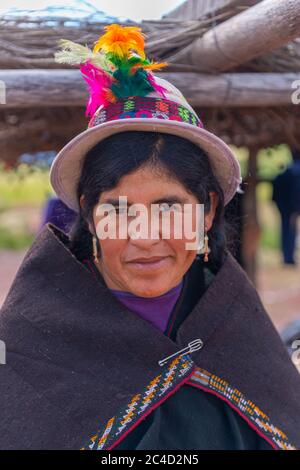 Femme tisserand tissage local rouge et noir Jalq'a modèle artistique, Maragua, Departamento Chuquisaca, Bolivie, Amérique latine Banque D'Images