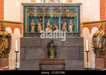 Hochaltar im Innenraum der Stiftskirche St. Castor in Karden, Treis-Karden, Rheinland-Pfalz, Deutschland | haute autel, Saint Castre’s Foundation CH Banque D'Images