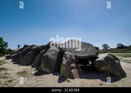 Un garçon mégalithique qui marche au-dessus d'un dolmen ou d'un lit de chasse, un type de tombeau mégalithique à chambre unique à Drenthe, aux pays-Bas Banque D'Images