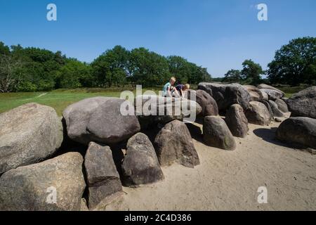 Enfants jouant au-dessus d'un dolmen ou d'un lit de chasse, un type de tombeau mégalithique à chambre unique aux pays-Bas Banque D'Images