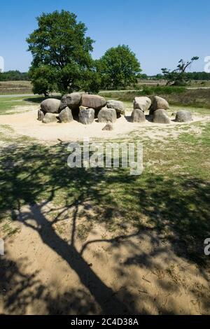 Un dolmen ou un lit de chasse est un type de tombeau mégalithique à chambre simple avec des mégalithes verticaux soutenant un grand capstone horizontal plat Banque D'Images