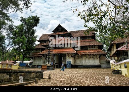 Thrissur, Inde - juin 2020 : une femme marchant devant le temple de Vadakkunnathan le 9 juin 2020 à Thrissur, Kerala, Inde Banque D'Images