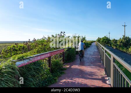 Sentier touristique de Gaomei Wetlands, un lieu touristique populaire dans le quartier de Qingshui. Taichung, Taïwan Banque D'Images