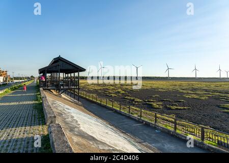 Sentier touristique de Gaomei Wetlands, un lieu touristique populaire dans le quartier de Qingshui. Taichung, Taïwan Banque D'Images