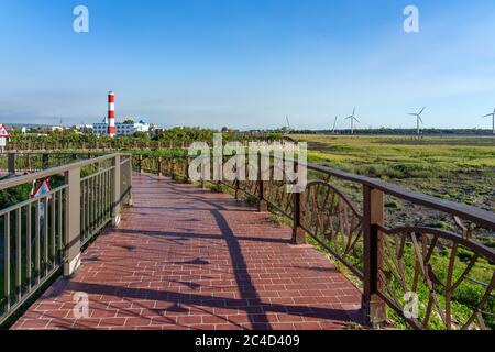 Sentier touristique de Gaomei Wetlands, un lieu touristique populaire dans le quartier de Qingshui. Taichung, Taïwan Banque D'Images