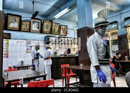 Thrissur, Inde - juin 2020 : serveurs à la Maison du café indien avec masques et gants le 9 juin 2020 à Thrissur, Kerala, Inde Banque D'Images