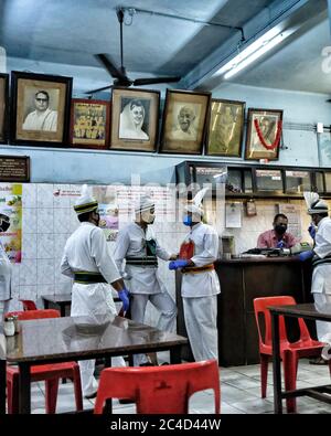 Thrissur, Inde - juin 2020 : serveurs à la Maison du café indien avec masques et gants le 9 juin 2020 à Thrissur, Kerala, Inde. Banque D'Images