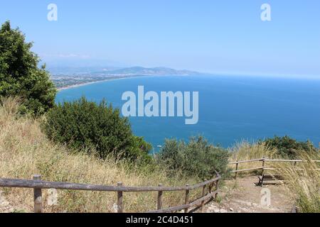 Le Temple de Jupiter, Mont Circeo, à Terracina, Latium, Italie. Les vestiges du temple au sommet de la montagne et la vue sur la ville et le Banque D'Images