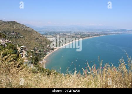 Le Temple de Jupiter, Mont Circeo, à Terracina, Latium, Italie. Les vestiges du temple au sommet de la montagne et la vue sur la ville et le Banque D'Images