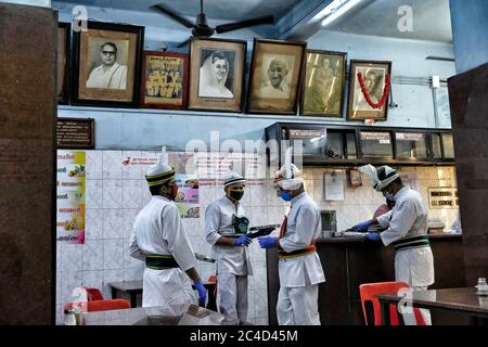 Thrissur, Inde - juin 2020 : serveurs à la Maison du café indien avec masques et gants le 9 juin 2020 à Thrissur, Kerala, Inde. Banque D'Images