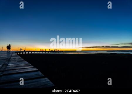 Pont touristique panoramique sur la rive de la mer sous le coucher du soleil, illuminé de nuages roses. Zones humides de Gaomei, Taichung City, Taïwan Banque D'Images