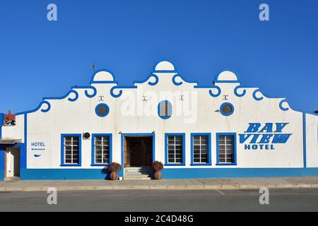 LUDERITZ, NAMIBIE - 26 JANVIER 2016 : architecture typique à Luderitz - Hôtel avec vue sur la baie, Luderitz est une ville portuaire dans le sud-ouest de la Namibie, située sur l'une des Banque D'Images