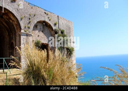 Le Temple de Jupiter, Mont Circeo, à Terracina, Latium, Italie. Les vestiges du temple au sommet de la montagne et la vue sur la ville et le Banque D'Images