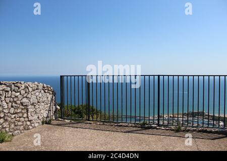 Le Temple de Jupiter, Mont Circeo, à Terracina, Latium, Italie. Les vestiges du temple au sommet de la montagne et la vue sur la ville et le Banque D'Images